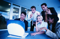 Cinco miembros de una empresa, ante un ordenador portátil, gesticulan saludando a otra persona que está al otro lado de la comunicación.