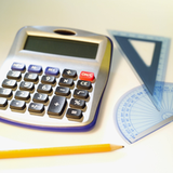 Se muestran distintas herramientas que se utilizan en matemáticas como son una calculadora, un cartabón, una regla y un lápiz.