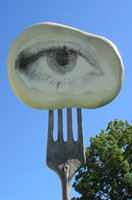 Escultura en la que se ve un ojo pinchado en un tenedor.