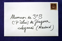 Imagen de una carta con su sello y con la dirección de destino.