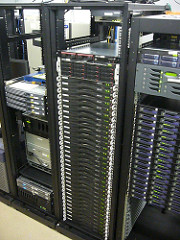Armario con un cluster de servidores apilados para ocupar el mínimo espacio..