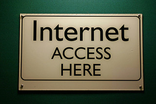 Fotografía de un letrero con el texto Internet Access Here.