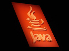 Logotipo de Java, con la taza de café humeante estilizada, en color amarillo naranja sobre fondo rojo.