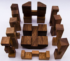 Varias piezas de madera, que son módulos ajustables entre sí.