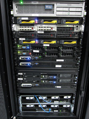 Se ve la parte frontal de un rack de servidores tipo U. 