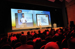 Imagen que muestra una conferencia sobre software libre.
