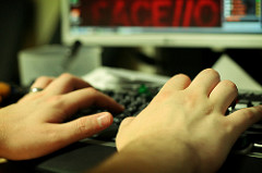 Imagen en la que se muestran las manos de una persona escribiendo en un teclado.