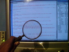Imagen en la que se muestra a una persona observando una pantalla a través de una lupa.