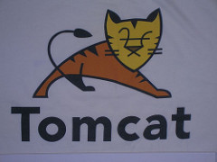 Logotipo de Tomcat. Un dibujo estilizado de un gato atrigrado, encima del texto Tomcat.