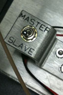 Foto de un interruptor con dos posiciones: Master y Slave.