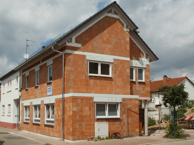 Foto de una casa en construcción, con los ladrillos de las paredes sin enlucir.