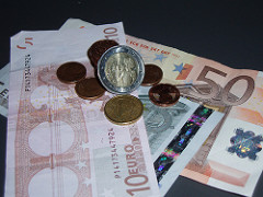Foto con una variedad de billetes y monedas de euro.