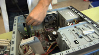 Imagen de una mano manipulando el interior de una torre de ordenador.