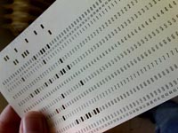 Imagen donde se aprecia una tarjeta perforada.