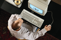 Hombre trabajando con un ordenador.