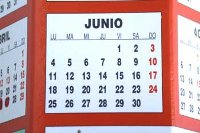 Almanaque de sobremesa con el mes de Junio en primer plano. 