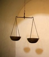 Una balanza en equilibrio simbolizando la Ley.