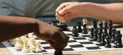Dos jugadores se enfrentan en una partida de ajedrez.
