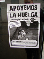 Foto en blanco y negro que muestra un primer plano de un cartel pidiendo apoyo para una huelga.