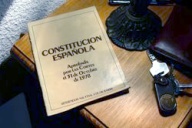 Libro de la Constitución sobre una mesilla.