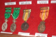 Panel donde cuelgan 4 medallas conmemorativas.