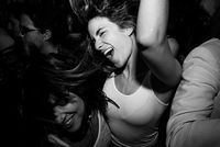 Mujer bailando en una discoteca.
