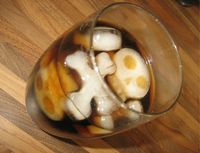 Bebida en un vaso con hielos en forma de calabera.