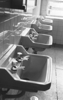Foto de unos lavabos en un baño público.