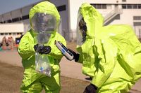 Dos personas con el traje de emergencias por sustancias biológicas.