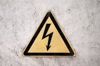 Símbolo de peligro por descarga eléctrica.
