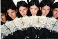 Montaje fotográfico en el que se ve la imagen de Mónica repetida 6 veces, como si estuviera reflejada en varios espejos. 