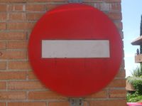 Señal de acceso prohibido (popularmente, dirección prohibida). Disco circular rojo, con una franja blanca horizontal en el centro. 