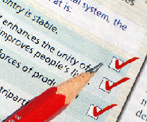 Distintos items  de un cuestionario marcados como válidos. Y un lápiz sobre el cuestionario.
