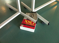 Libro de XSLT usado para sustituir la rueda de una mesa.