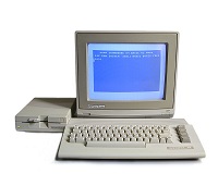 Computador Commodore 64 con su monitor y unidad de disco.