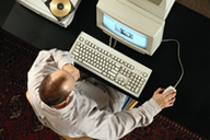 Imagen en la que se aprecia a Juan programando delante del ordenador.