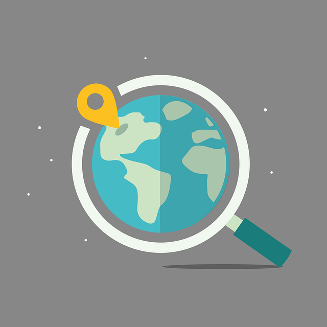 Ilustración esquemática de una bola del mundo, sobre la que hay una lupa de búsqueda, y un icono de localización en mapa.