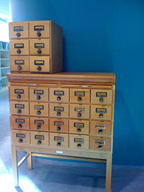 Foto de un mueble con filas de cajones para archivar fichas