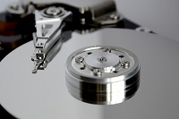 Imagen que muestra el cabezal de un disco duro mágnetico.