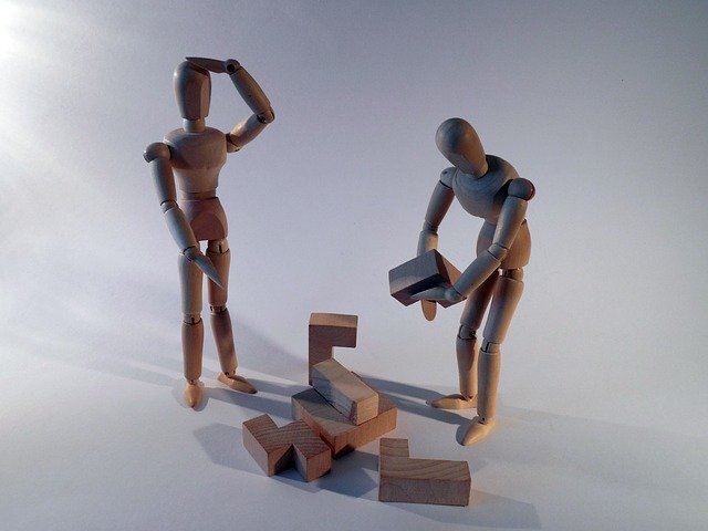 Imagen que muestra dos figuras de madera con un problema por resolver.