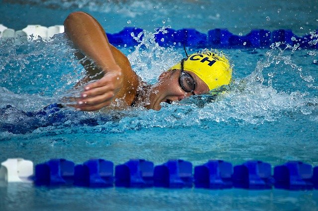 Imagen de una nadadora en una piscina