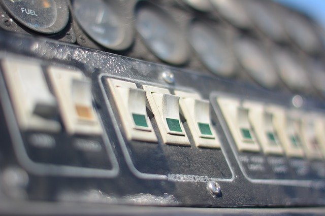 Panel de control con interruptores y medidores