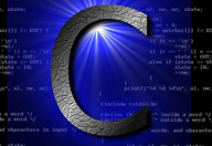 Logo del lenguaje de programación C sobre un fondo azul que contiene código de programación.