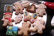 Imagen de varias galletas hechas con diferentes moldes.