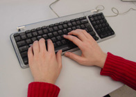 magen de las manos de una persona insertando datos en el ordenador a través del teclado.