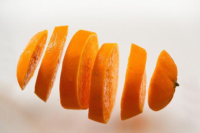 Una naranja cortada en rebanadas