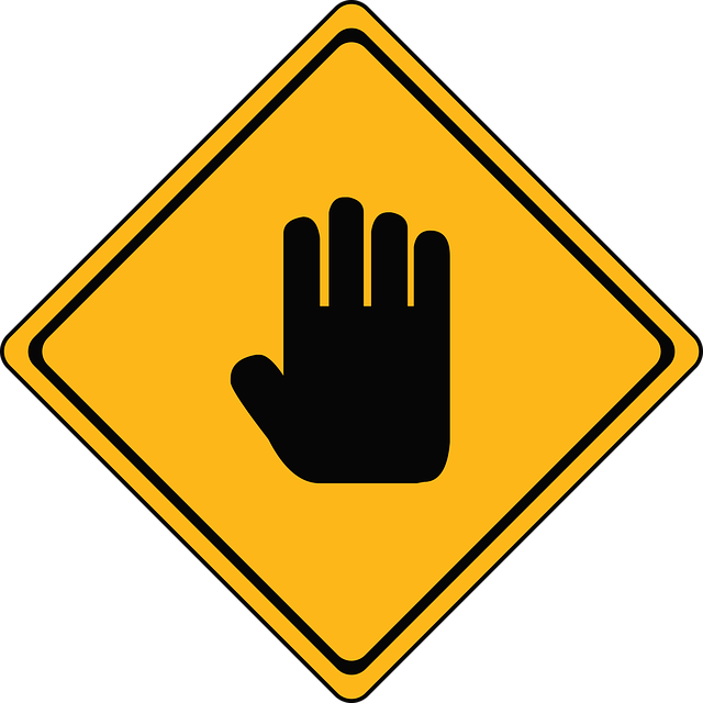 Señal de advertencia de peligro con una mano dando el alto