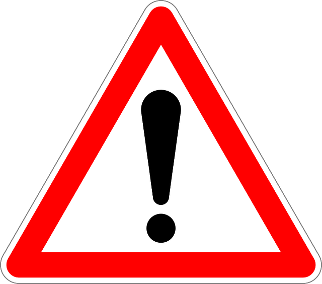 Señal de advertencia en triangulo blanco orlado de rojo