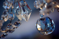 Prismas de cristales con diversas formas y con muchas caras. 