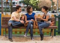 Ana, antonio y una amiga sentados en el banco de un parque.